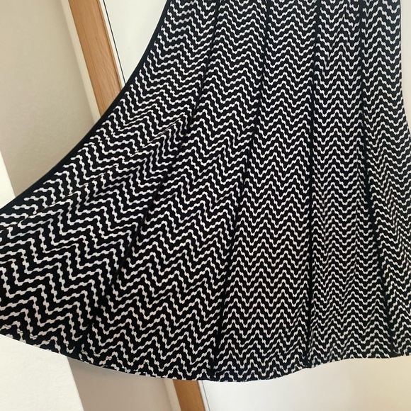 Maria Gabrielle, large, black, and white stripped skirt midi - Picture 2 of 3